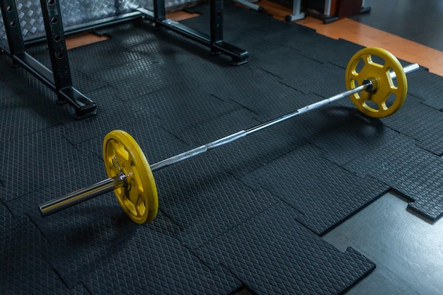 Barres lourdes dans la salle de gym. Musculation gratuite