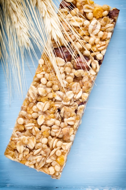 Barres de muesli, barres de céréales sur le fond en bois.