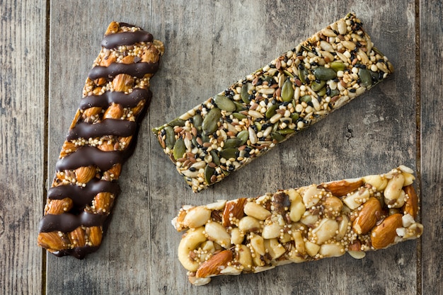 Barres de muesli sur table en bois, vue de dessus