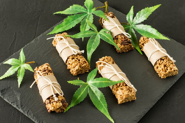 Barres protéinées au chocolat maison avec graines de chanvre et dattes. Nourriture végétalienne saine.