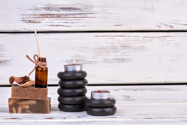 Barres de savon faites à la main avec bouteille d'huile et pierres pour spa