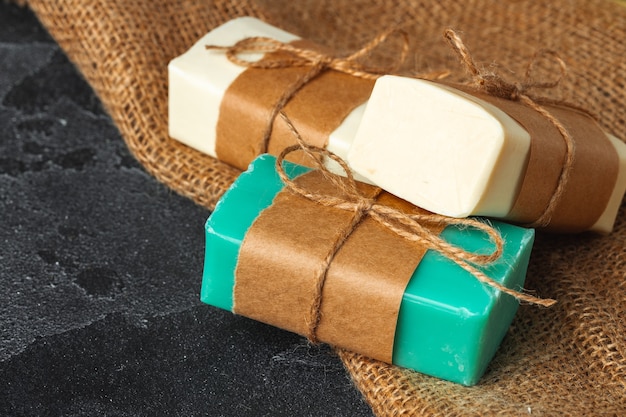 Barres de savon avec des ingrédients naturels sur la table, gros plan.