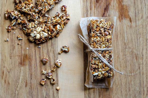 Barres sucrées saines avec noix, sésame, céréales et miel