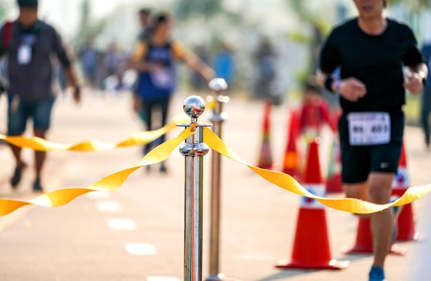 Barricade de luxe en acier inoxydable avec ruban de corde jaune sur la route lors de l'événement Marathon au point d'arrivée