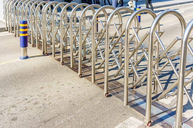 Barrière en acier inoxydable avec roue sur sol en ciment