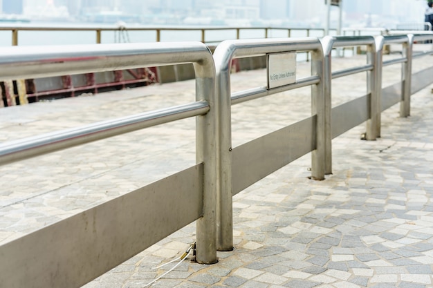 Barrière en acier inoxydable avec roue sur sol en ciment