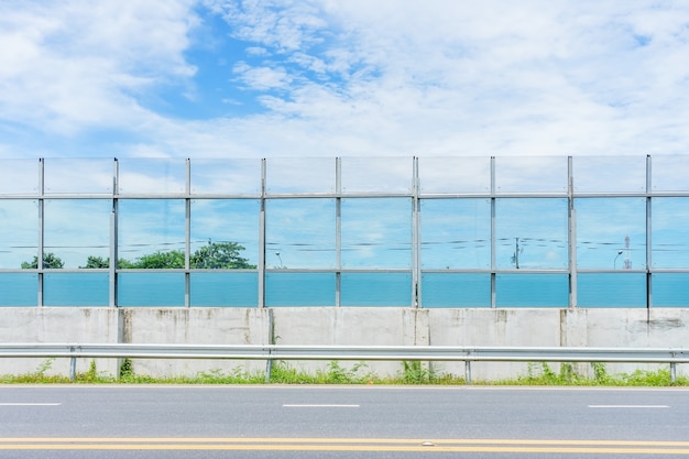 Une barrière anti-bruit en plastique et un rail de garde bloquant la route