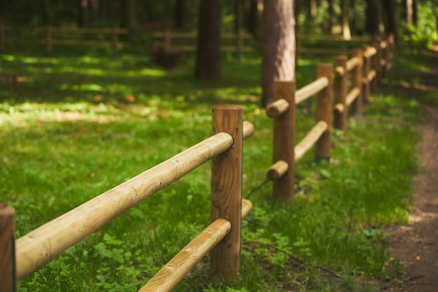 Barrière de clôture en bois sur le terrain de la ferme pour la protection du bétail et du territoire