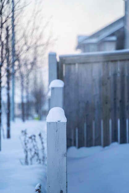 Barrière de maison recouverte de neige en hiver