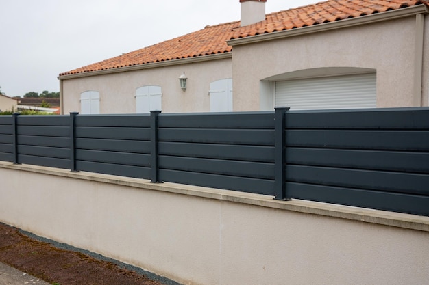 Barrière moderne en aluminium de Wall Street autour de la maison pour protéger la vue du jardin de la maison