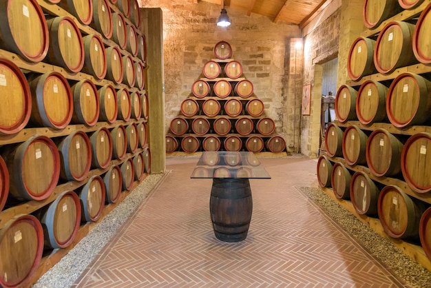 Barriques dans une cave à vin