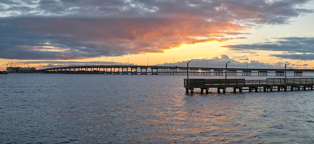 Barron Collier Bridge et Gilchrist Bridge en Floride avec trafic en mouvement Infrastructure de transport dans le comté de Charlotte reliant Punta Gorda et Port Charlotte sur Peace River