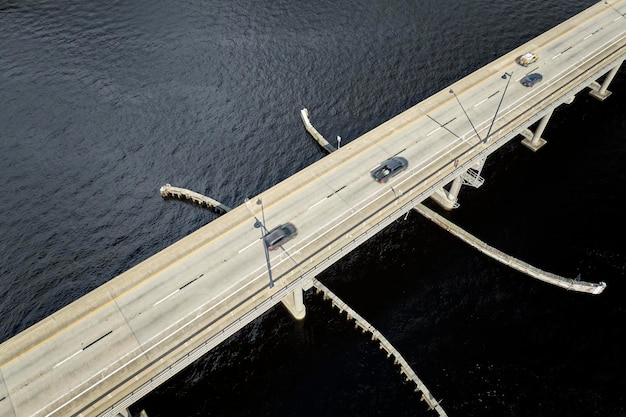 Barron Collier Bridge et Gilchrist Bridge en Floride avec trafic en mouvement Infrastructure de transport dans le comté de Charlotte reliant Punta Gorda et Port Charlotte sur Peace River