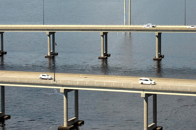 Barron Collier Bridge et Gilchrist Bridge en Floride avec trafic en mouvement Infrastructure de transport dans le comté de Charlotte reliant Punta Gorda et Port Charlotte sur Peace River