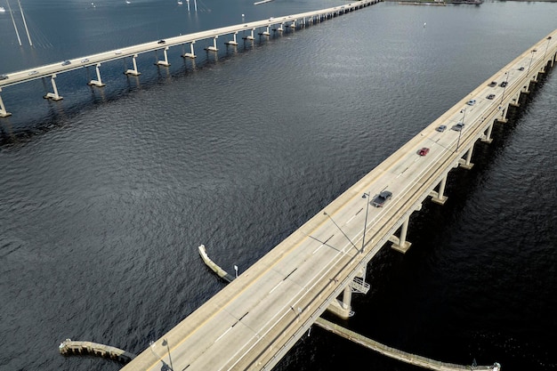 Barron Collier Bridge et Gilchrist Bridge en Floride avec trafic en mouvement Infrastructure de transport dans le comté de Charlotte reliant Punta Gorda et Port Charlotte sur Peace River