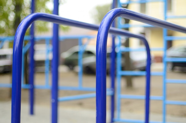 Bars sportifs en bleu sur le fond d&#39;un terrain de sport de rue