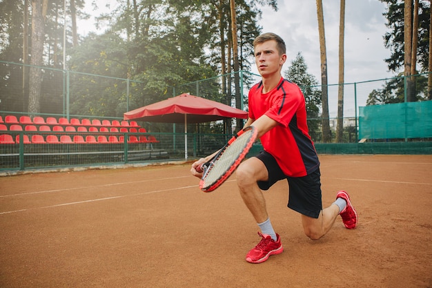 Bas affichage angle, de, déterminé, jeune homme, tennis jouant