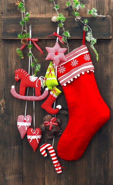 Photo bas de décoration de noël et jouets faits à la main sur fond de bois rustique. ornements de fête