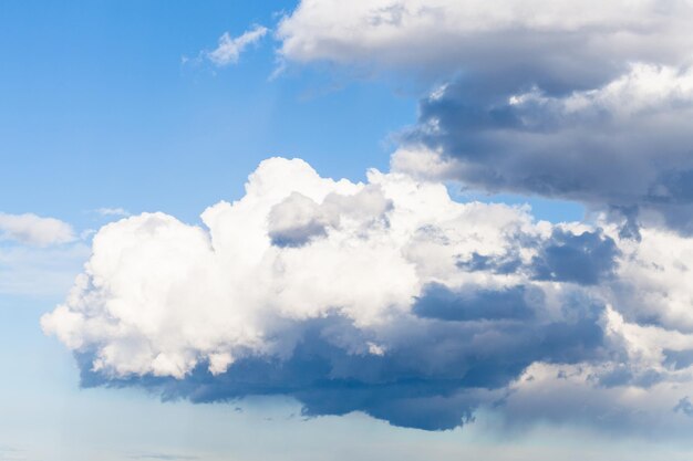 Bas gros nuages pluvieux blancs dans le ciel bleu