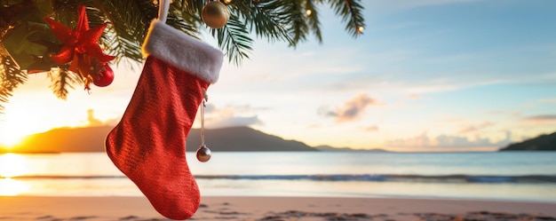 Photo un bas de noël accroché à un palmier à noix de coco sur une plage tropicale exotique