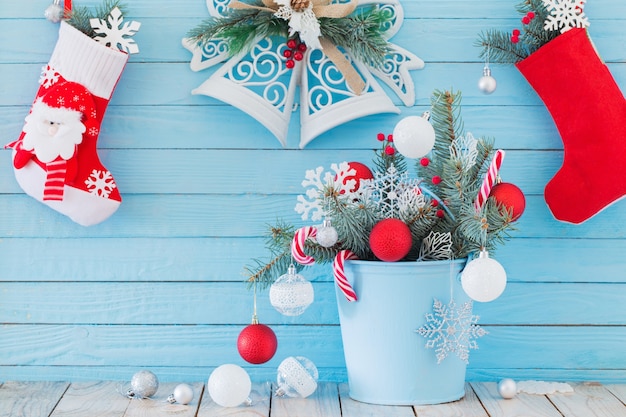 Bas de Noël et branches de sapin en buchet bleu sur bois bleu