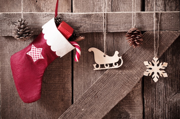 Bas de Noël avec des cadeaux sur un mur en bois