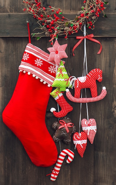 Photo bas de noël et jouets faits à la main sur fond de bois rustique