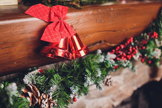 Bas de Noël suspendus au-dessus d'une cheminée avec des bougies sur la cheminée.