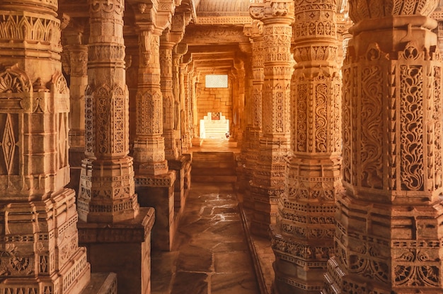 Photo bas-relief à colonnes au célèbre ancien temple de ranakpur jain dans l'état du rajasthan, inde