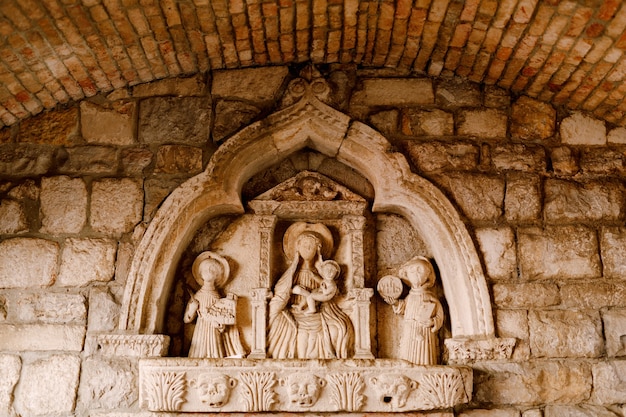 Bas-relief dans la niche de la porte de la mer de Kotor représentant la Vierge à l'enfant.