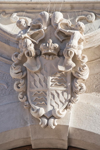 bas-relief médiéval en Italie emblème de l'arc