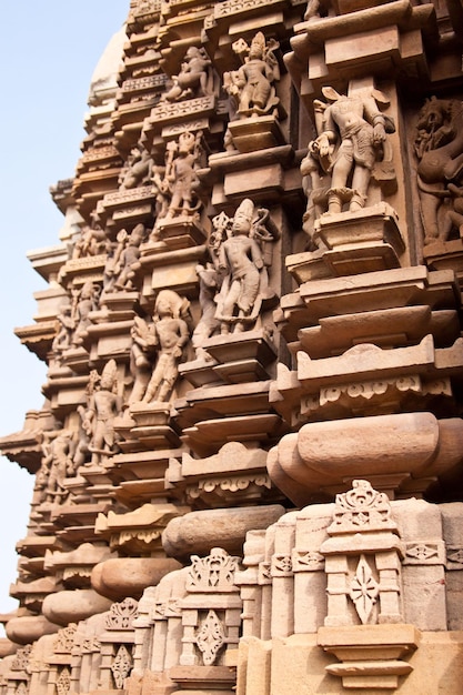 Bas-reliefs du temple Kamasutra avec des scènes érotiques à Kajuraho, Inde