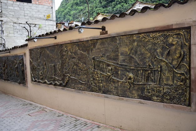 Bas-reliefs incas sur le mur à Aguas Calientes Pérou