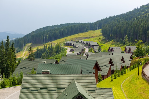 Base de la station de ski Bukovel dans les montagnes de Karpaty en été.