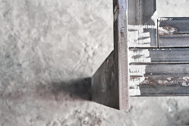 Base de table en métal soudée à partir de tôles et de tuyaux rectangulaires dans la vue rapprochée de l'atelier