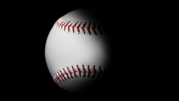 Baseball sur fond noir.