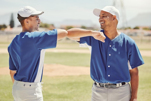 Baseball sportif et collaboration d'amis de l'équipe pour une compétition de jeu ou un match d'entraînement pour l'exercice de fitness ou le travail d'équipe Célébration du partenariat de softball ou athlètes hommes après l'entraînement