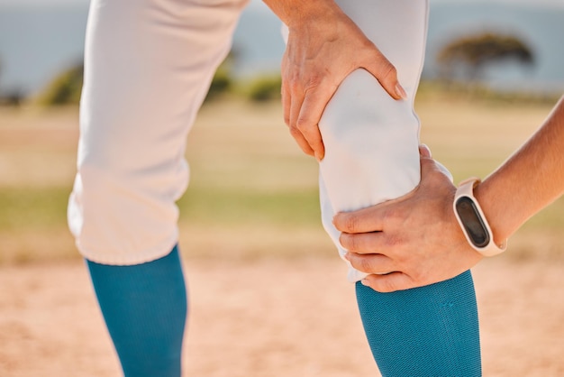 Baseball sportif et douleur ou blessure aux jambes d'un athlète ou d'une femme sportive sur un terrain de baseball Accident d'urgence et fille blessée tenant le genou après un exercice de fitness et un entraînement de jeu