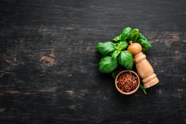 Basilic frais et épices Sur un fond en bois noir Vue de dessus Espace de copie gratuit