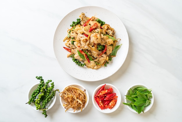 basilic sacré sauté au poisson et aux herbes