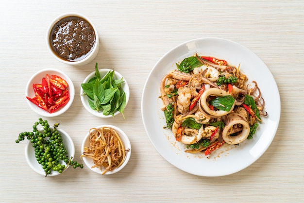 basilic sacré sauté avec poulpe ou calamars et herbes