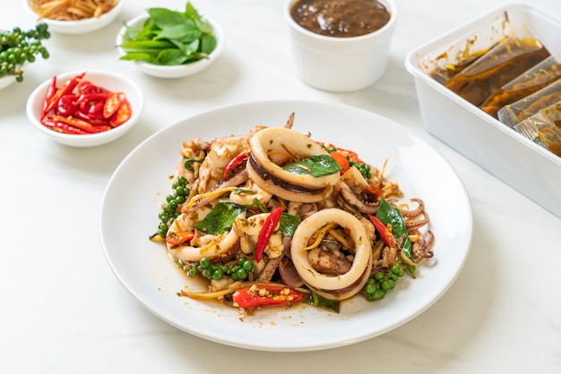 basilic sacré sauté avec poulpe ou calamars et herbes