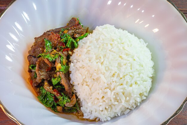 Basilic sauté au boeuf sur riz