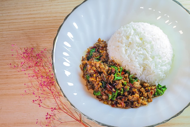 Basilic sauté au porc haché sur riz