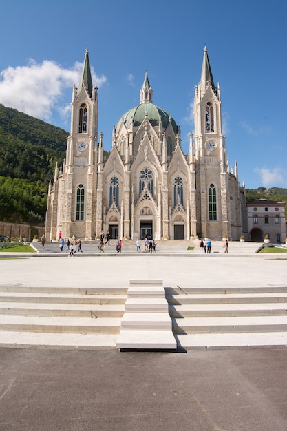 Basilica santuario di Maria Santissima Addolorata, est un sanctuaire moderne situé dans le parc Matese, près d'Isernia