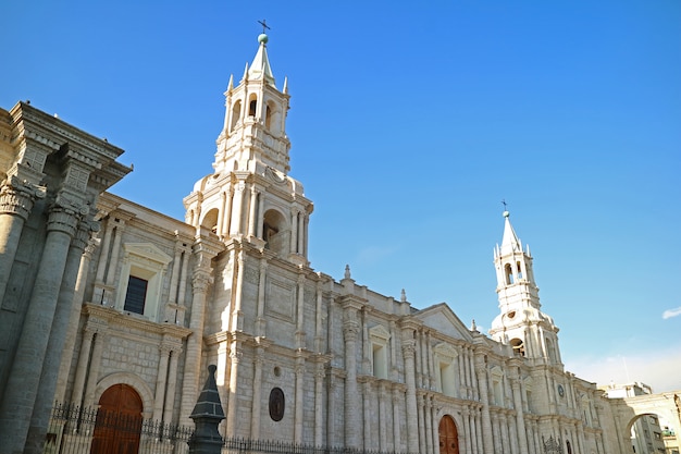 Photo basilique de la cathédrale d'arequipa, le célèbre monument de la plaza de armas à arequipa, au pérou
