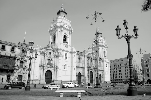 Basilique Cathédrale de Lima Site du patrimoine mondial de l'UNESCO dans le centre historique de Lima au Pérou en monochrome