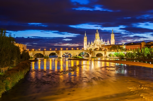 La basilique cathédrale de Notre-Dame du Pilier est une église catholique romaine de la ville de Saragosse dans la région d'Aragon en Espagne