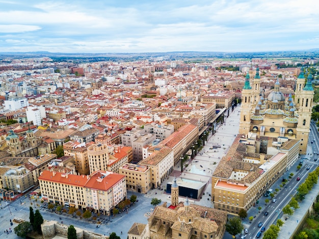 Basilique cathédrale de Notre-Dame du Pilier vue panoramique aérienne, ville de Saragosse dans la région d'Aragon en Espagne