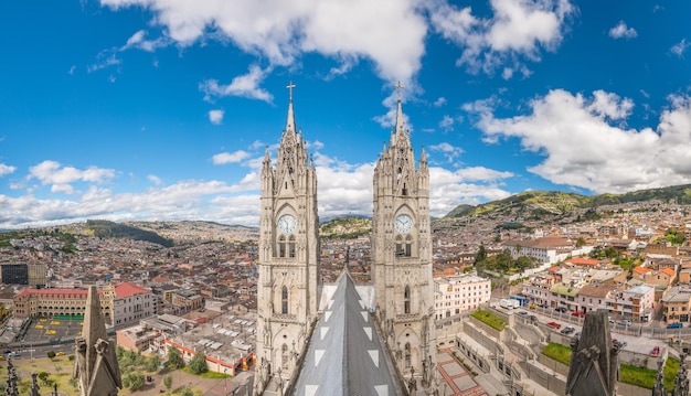 Photo basilique del voto nacional et centre-ville de quito